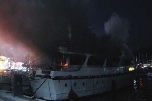 Haliç&#039;te tekne yangını