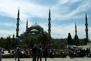 İstanbul&#039;da bir camiye 4334 kişi düşüyor