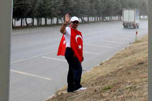 Başbakan Erdoğan&#039;a destek için yürüyor