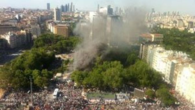Gezi Parkı&#039;nda gösterilerinde polise saldırı görüntüleri
