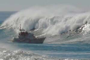 Karadeniz&#039;de fırtına, gemiler Sinop Limanı&#039;na sığındı