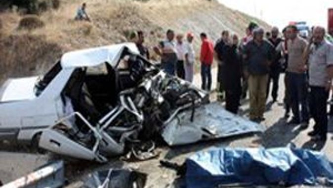 İzmir&#039;de cenaze dönüşü kaza, 3 ölü