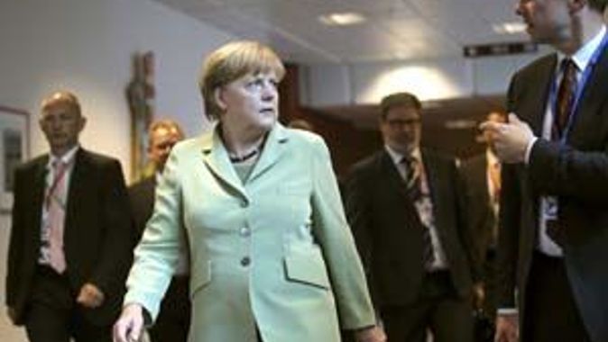 Merkel, Neonazi mağdurlarıyla görüştü