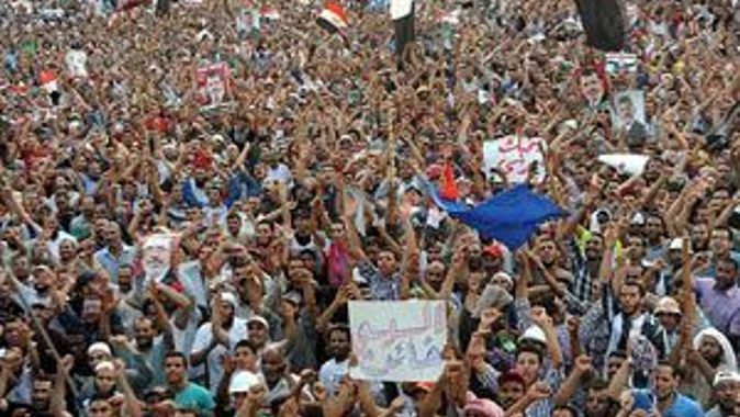 Mısır&#039;da &#039;darbe&#039; karşıtları Mursi&#039;ye destek için meydanlarda