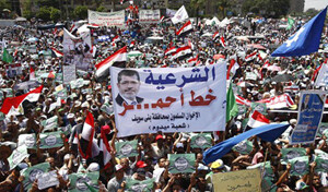 Halk, Mursi&#039;nin tutulduğu binaya yürüyor