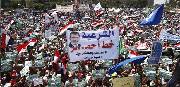 Mısır&#039;da halk ayaklandı, orduya 2 saat süre verdi