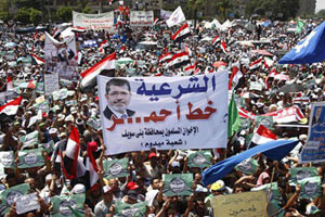 Mısır&#039;da asker halkı bombaladı, karşıt gruplar çatışıyor