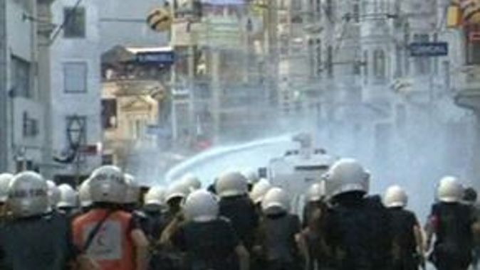 Taksim&#039;de provokatörlere polis müdahalesi