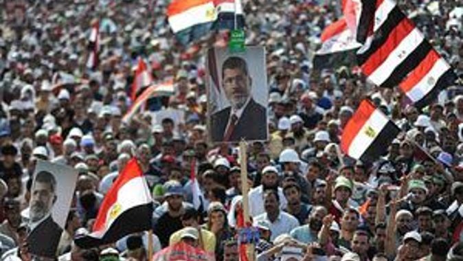 Mısır&#039;da halk yeniden meydanlarda, yüzbinler Mursi&#039;yi geri istiyor