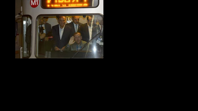 Başbakan Erdoğan açılışını yaptığı metroda vatmanlık yaptı