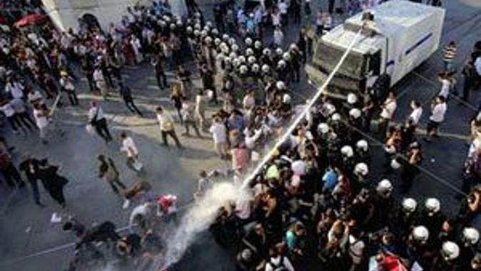 Taksim karıştı, polis tazyik suyla müdahale etti