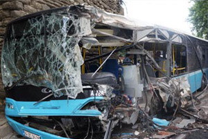 Fatih&#039;te özel halk otobüsü duvara çarptı