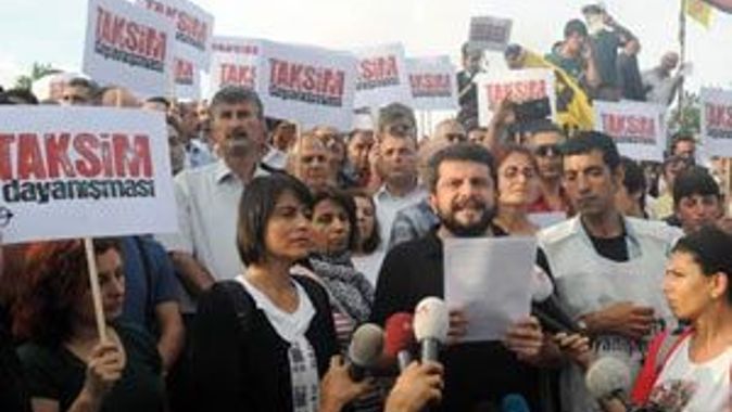 Polis, Taksim Dayanışması üyelerinin evlerinde arama yapıyor