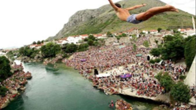 Bosna Hersek&#039;te 447. kez suya atlama yarışı düzenlendi