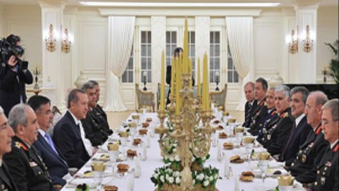 Cumhurbaşkanı Gül&#039;den YAŞ üyelerine iftar 