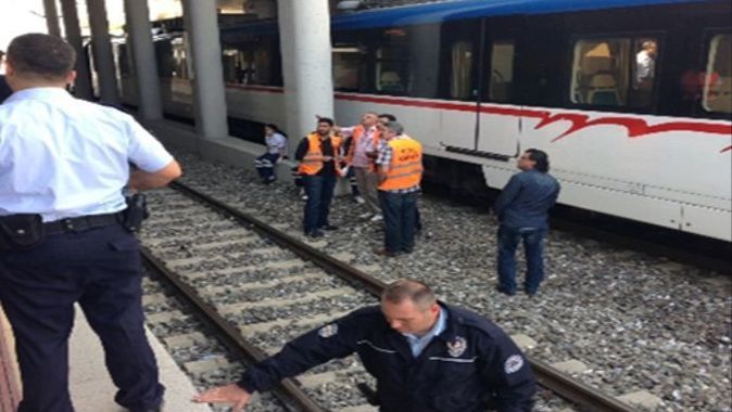 Tren rayının altında kalan işçi ağır yaralandı