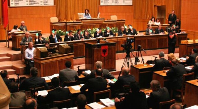 Arnavutluk&#039;ta yeni yasama dönemi yeni vekillerle başladı