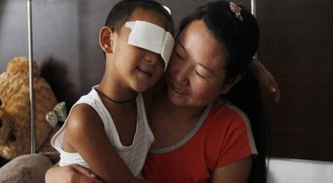 Çin&#039;de gözleri oyulan çocuğa ameliyat