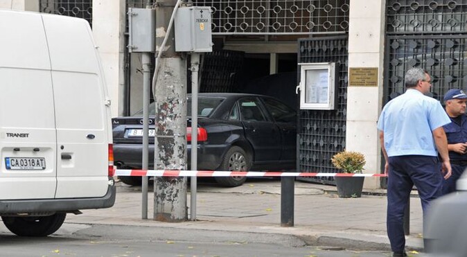 Türk Büyükelçiliği binasına arabasıyla çarptı