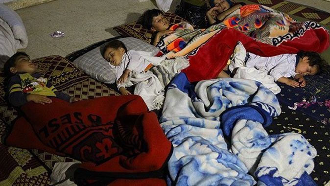 Suriyeli çocuklar sınıflarda uyuyor