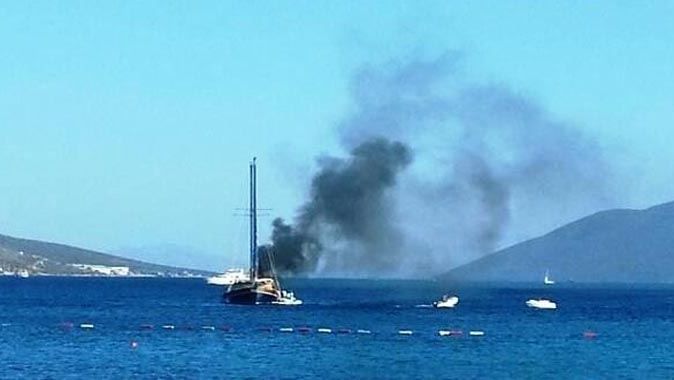 Bodrum&#039;da lük tekne yanarak kül oldu
