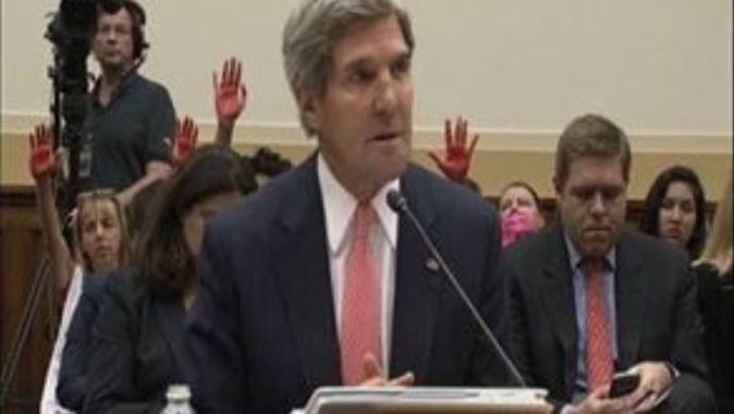 ABD Dışişleri Bakanı John Kerry&#039;e &#039;kanlı el&#039; protestosu