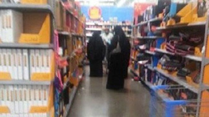 Walmart, İslam karşıtı işçiyi kovdu
