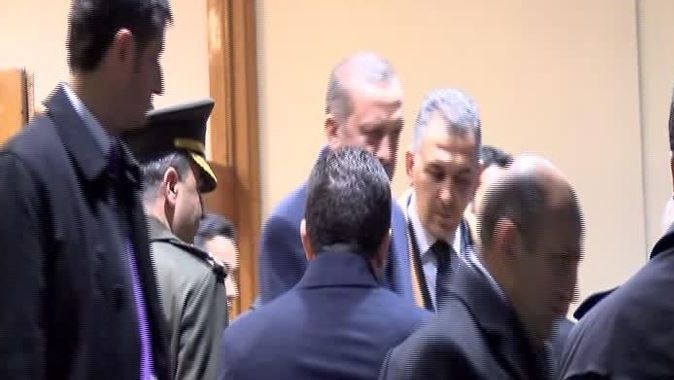 Başbakan Erdoğan&#039;dan havalimanında mini zirve