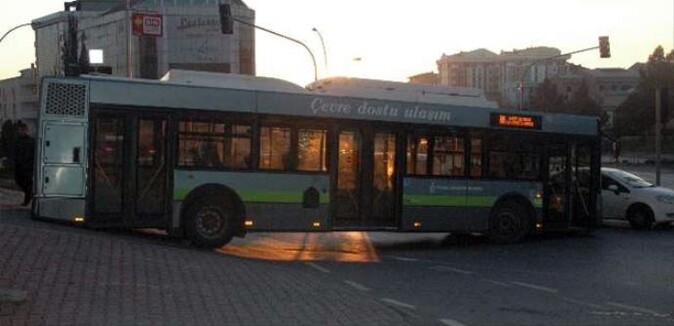 Halk otobüsü eğimli yolda asılı kaldı