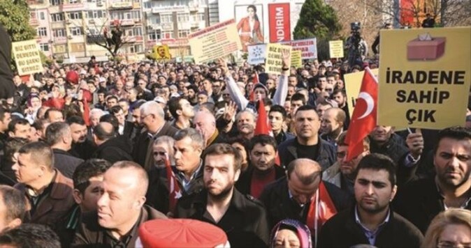 Onbinler, Başbakan Erdoğan&#039;a destek için sokağa indi