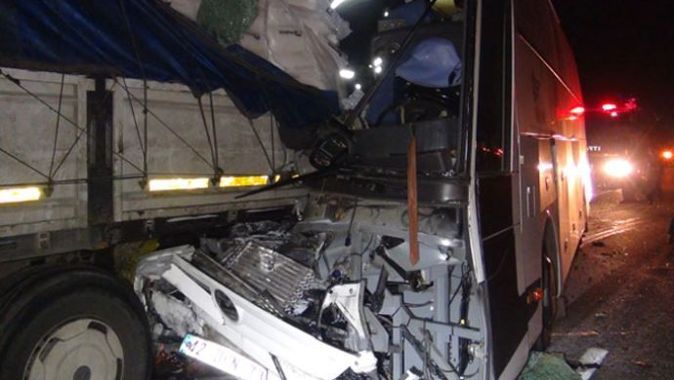 Uşak&#039;ta feci kaza, TIR ile otobüs çarpıştı: 25 yaralı