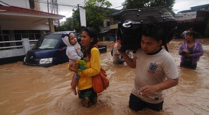 Endonezya&#039;daki sel felaketi: Ölü sayısı 17