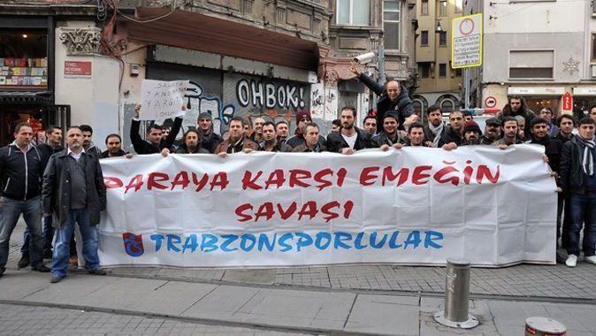 Trabzonspor taraftarları Taksim&#039;de eylem yaptı