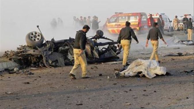 Pakistan&#039;da bombalı saldırı: 20 asker öldü