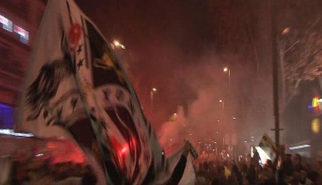Beşiktaş taraftarı da Aziz Yıldırım&#039;a destek verdi