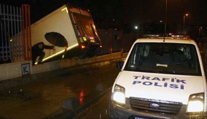 Kadıköy Evlendirme Dairesi&#039;ne kamyon girdi