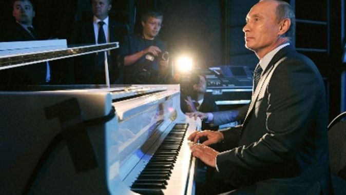 Putin öğrencilere piyano çalarak eşlik etti