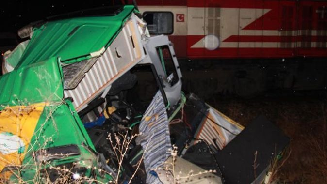 Sivas&#039;ta korkunç tren kazası! Tren TIR&#039;a çaptı