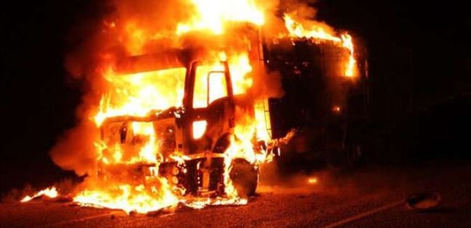 PKK&#039;lılar askeri malzeme taşıyan kamyonu ateşe verdi