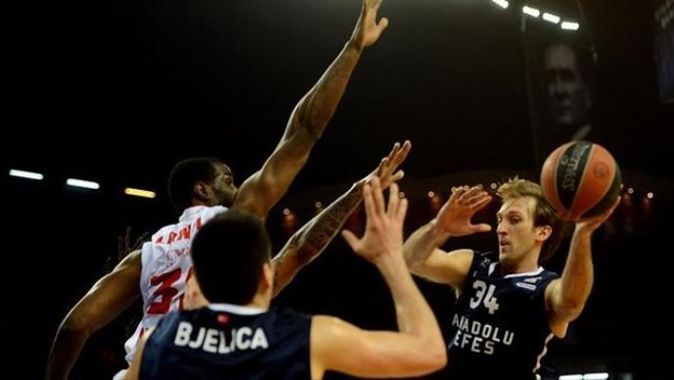 Anadolu Efes son saniye basketiyle kazandı