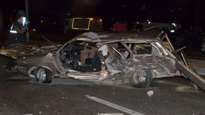 Karaman&#039;da iki otomobil çarpıştı: 3 ölü, 4 yaralı