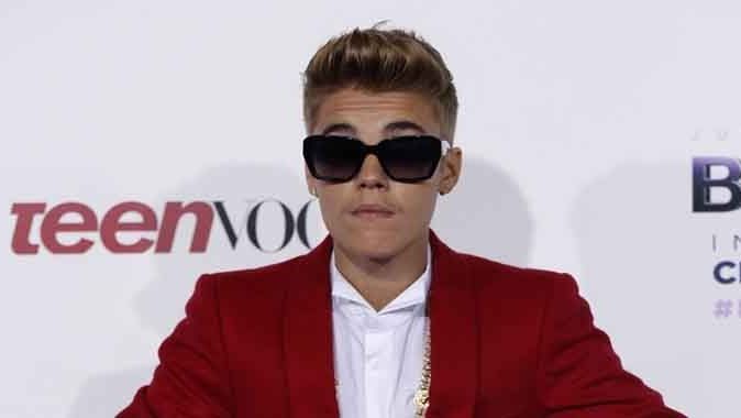 Justin Bieber&#039;a sinirlenen sunucu cd&#039;yi böyle parçaladı