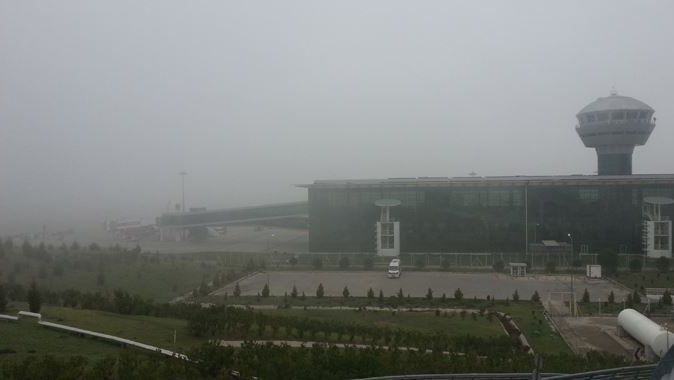 Yoğun sis İzmir&#039;de hava trafiğini kilitledi