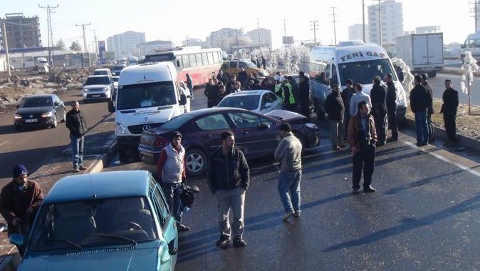 Diyarbakır&#039;da feci kaza 50 araç birbirine girdi, yaralılar var