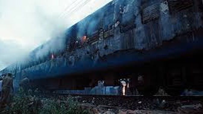 Hindistan&#039;da tren yangını: 9 ölü!
