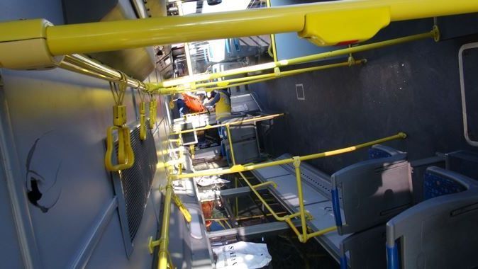 TEM&#039;de devrilen otobüsün içinden fotoğraf