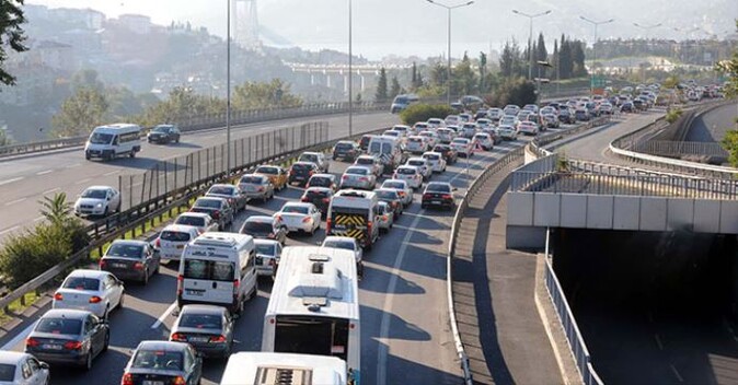 Metrobüs Boğaz Köprüsü&#039;nde arıza yaptı, trafik felç oldu