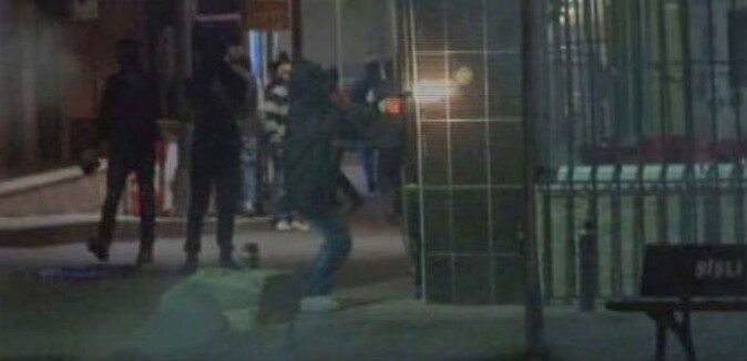 İstanbul&#039;da polise ateş anı kamerada!