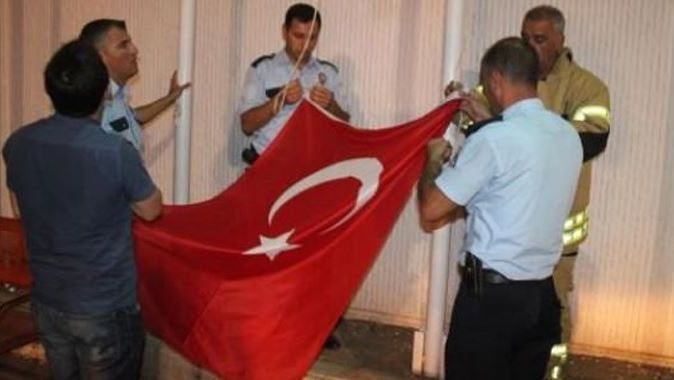 İzmir&#039;de Türk Bayrağını indirme girişimi