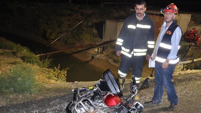 Şarampole yuvarlanan motosikletteki adam su kanalına düştü öldü